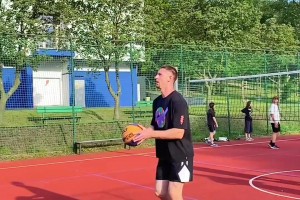 祖巴茨恢复训练了！小卡哈登：你不要过来啊....